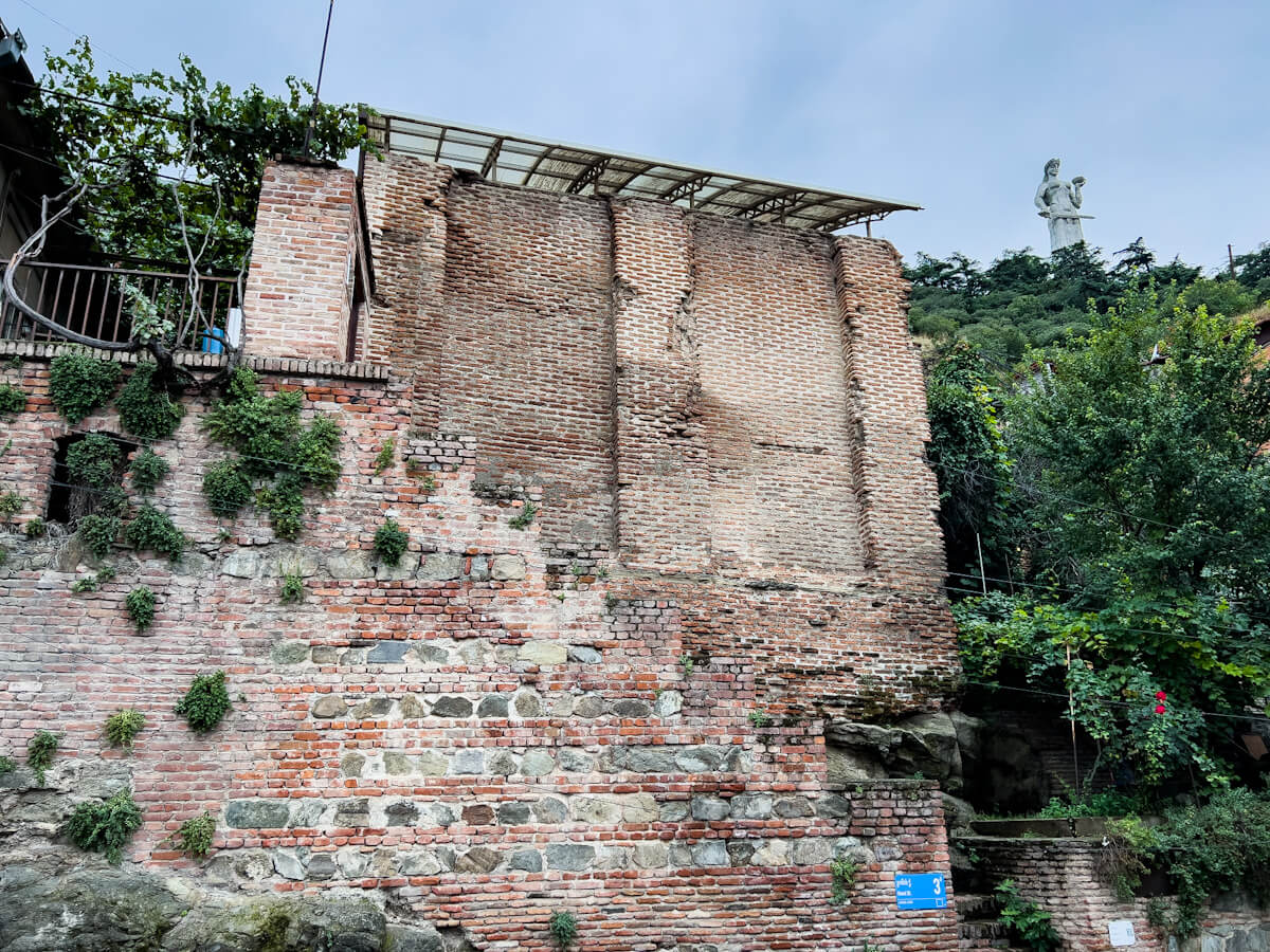 მოგზაურობა წარსულსა და აწმყოს შორის – ძველი თბილისის არქიტექტურული შედევრები გომის ქუჩიდან