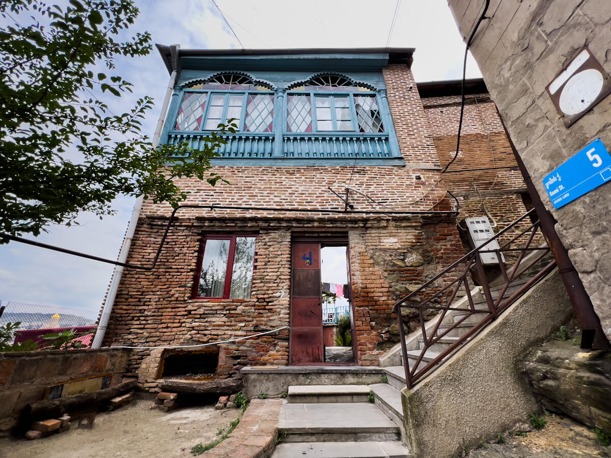 მოგზაურობა წარსულსა და აწმყოს შორის – ძველი თბილისის არქიტექტურული შედევრები გომის ქუჩიდან