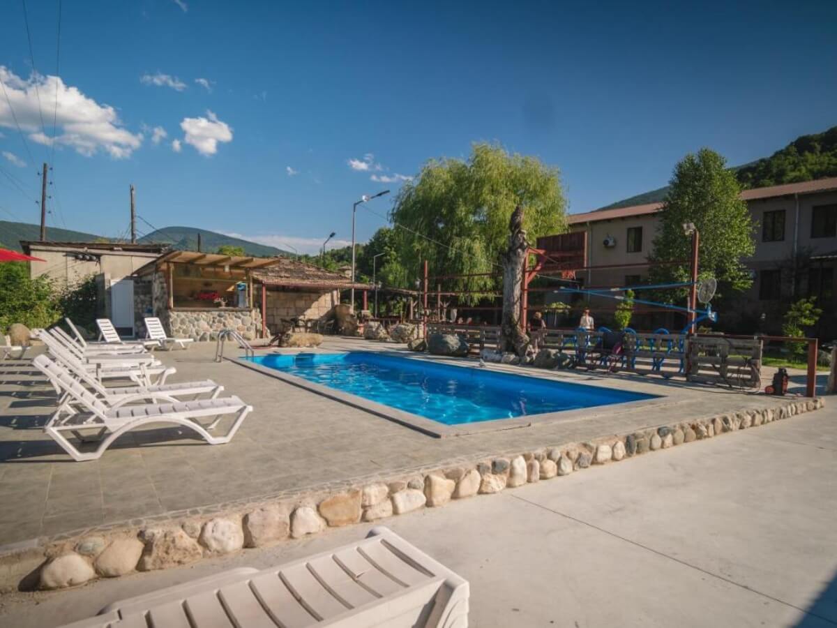 რა ღირს დასვენება ზღვისა და მთის კურორტებზე ყველაზე ძვირადღირებულ და ბიუჯეტურ სასტუმროებში