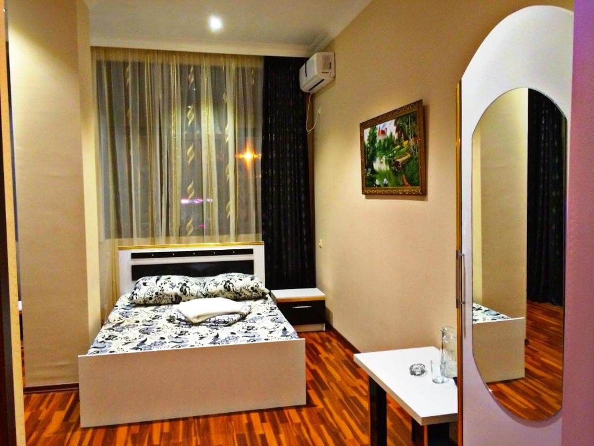 რა ღირს დასვენება ზღვისა და მთის კურორტებზე ყველაზე ძვირადღირებულ და ბიუჯეტურ სასტუმროებში