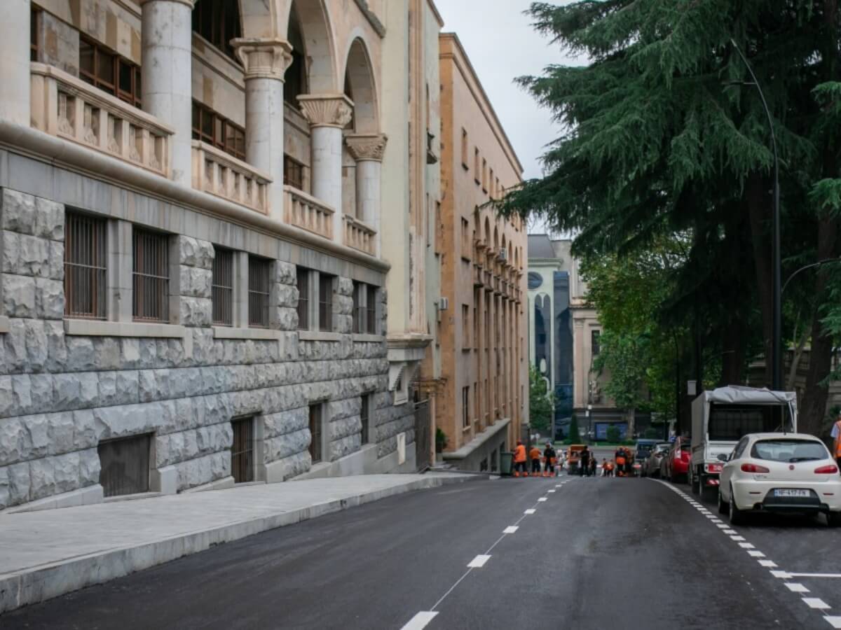 პარლამენტის მიმდებარედ 9 აპრილის ქუჩის რეაბილიტაცია დასრულდა – რა გაკეთდა და რა მდგომარეობა იყო რეაბილიტაციამდე