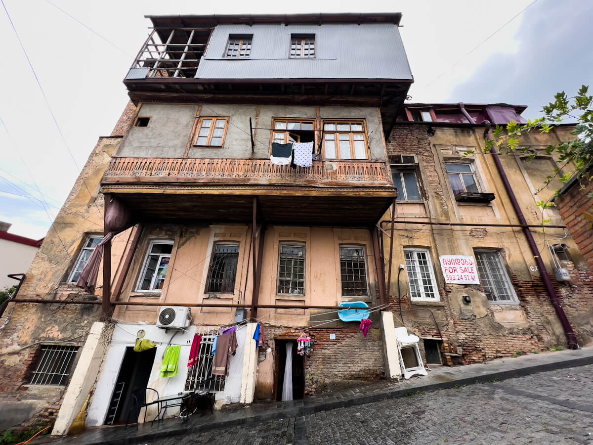 მოგზაურობა წარსულსა და აწმყოს შორის – ძველი თბილისის არქიტექტურული შედევრები გომის ქუჩიდან