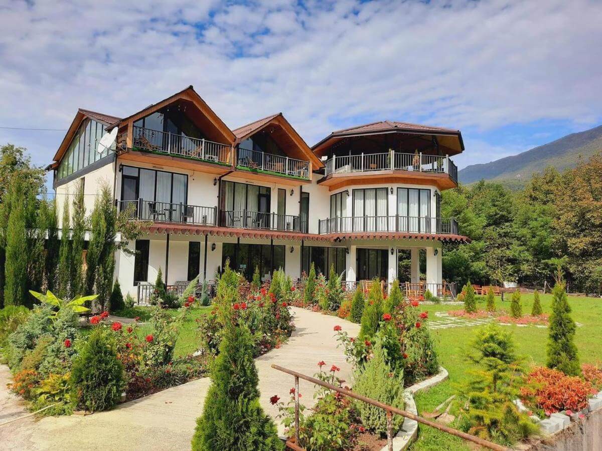 რა ღირს დასვენება ზღვისა და მთის კურორტებზე ყველაზე ძვირადღირებულ და ბიუჯეტურ სასტუმროებში