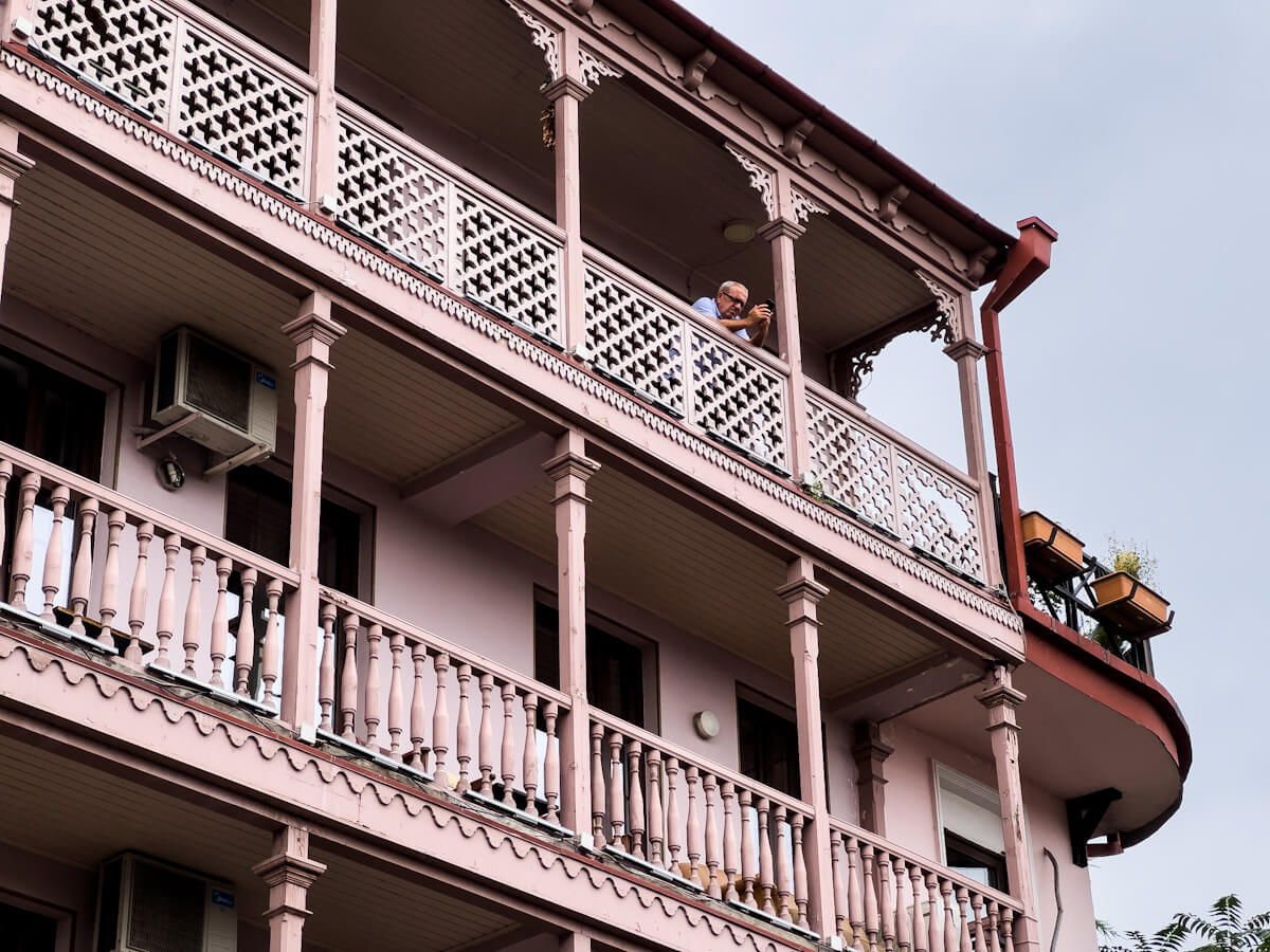 მოგზაურობა წარსულსა და აწმყოს შორის – ძველი თბილისის არქიტექტურული შედევრები გომის ქუჩიდან