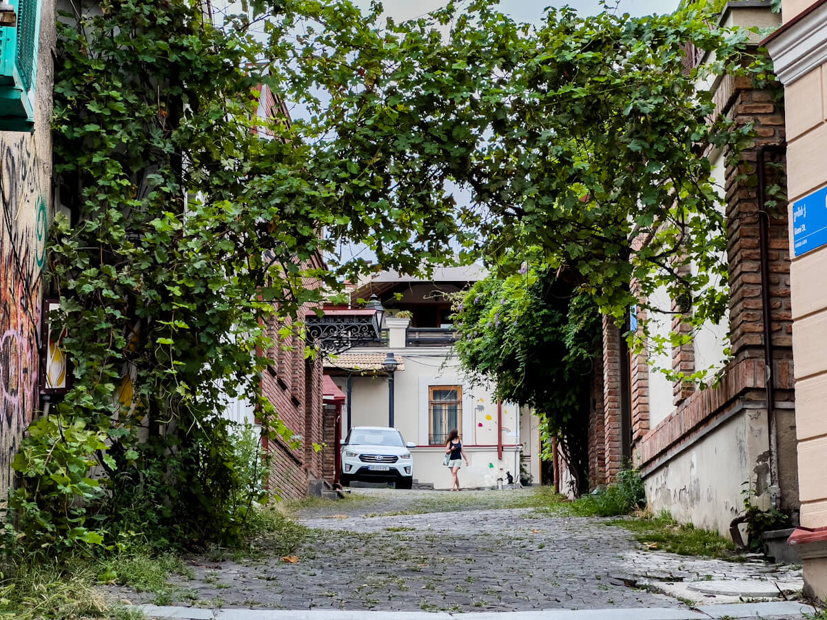 მოგზაურობა წარსულსა და აწმყოს შორის – ძველი თბილისის არქიტექტურული შედევრები გომის ქუჩიდან