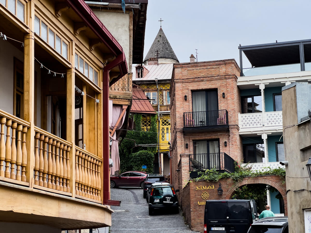 მოგზაურობა წარსულსა და აწმყოს შორის – ძველი თბილისის არქიტექტურული შედევრები გომის ქუჩიდან