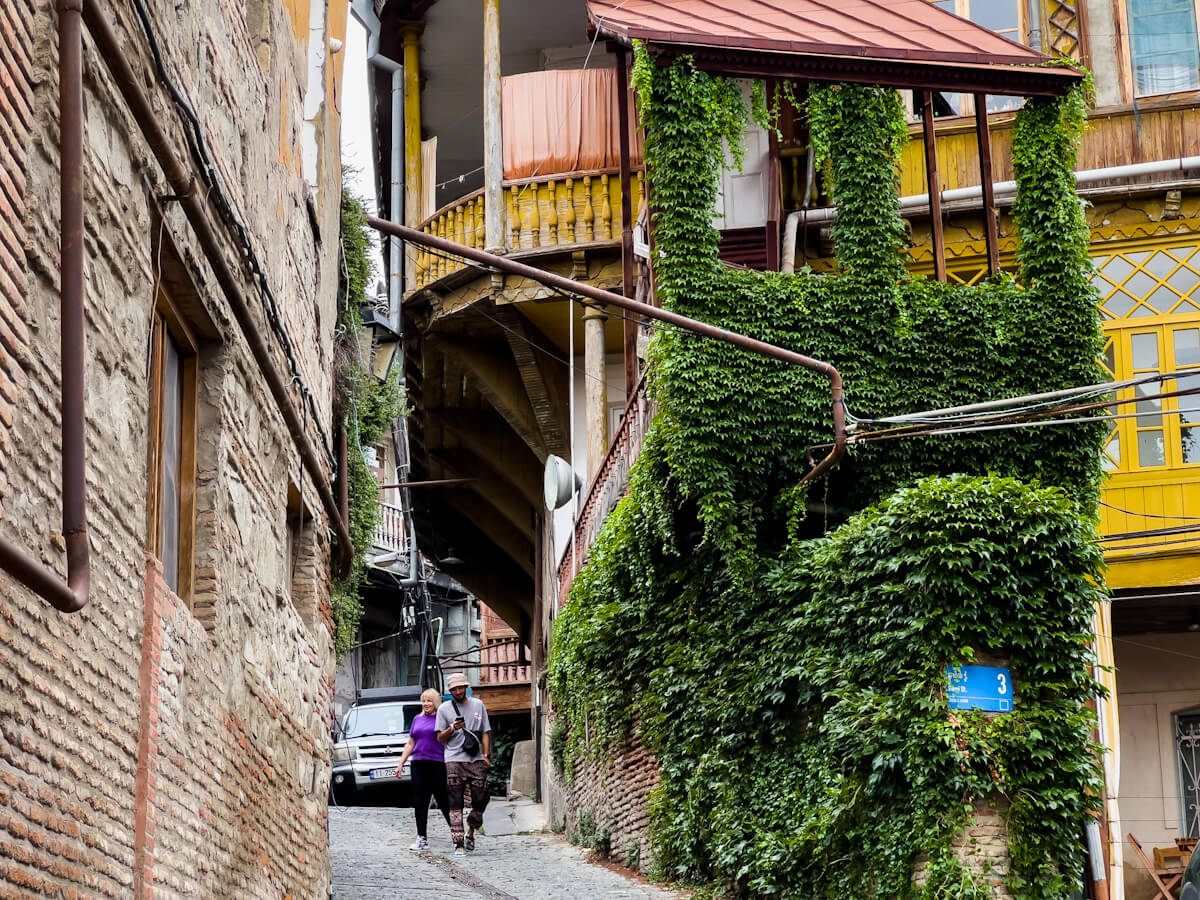 მოგზაურობა წარსულსა და აწმყოს შორის – ძველი თბილისის არქიტექტურული შედევრები გომის ქუჩიდან