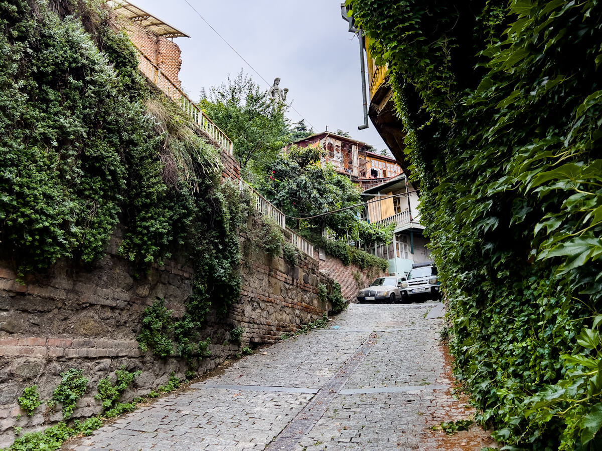 მოგზაურობა წარსულსა და აწმყოს შორის – ძველი თბილისის არქიტექტურული შედევრები გომის ქუჩიდან