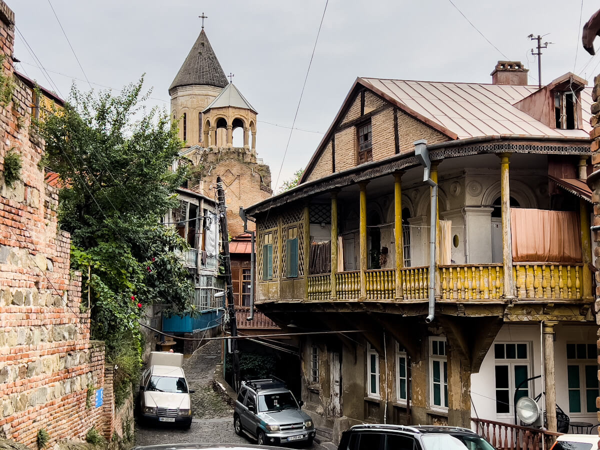 მოგზაურობა წარსულსა და აწმყოს შორის – ძველი თბილისის არქიტექტურული შედევრები გომის ქუჩიდან