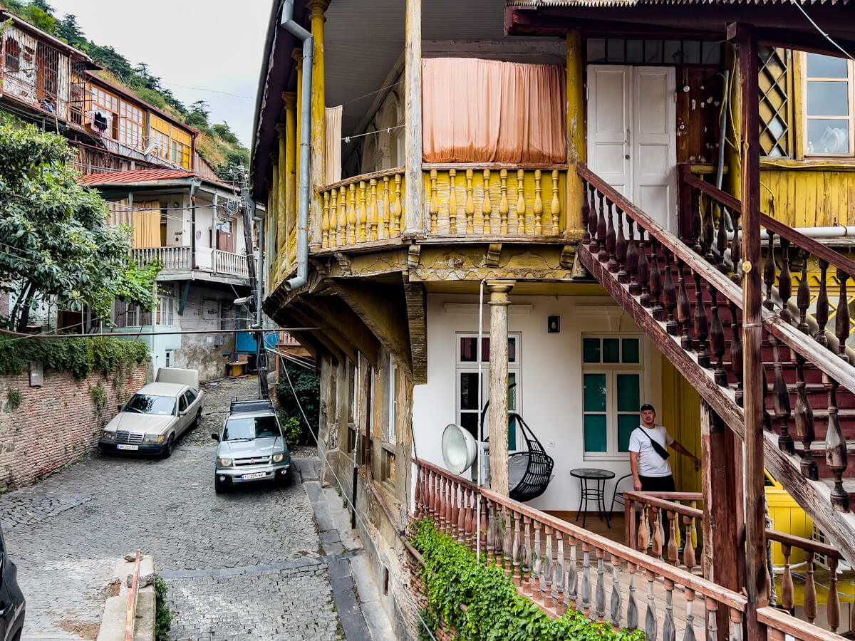 მოგზაურობა წარსულსა და აწმყოს შორის – ძველი თბილისის არქიტექტურული შედევრები გომის ქუჩიდან