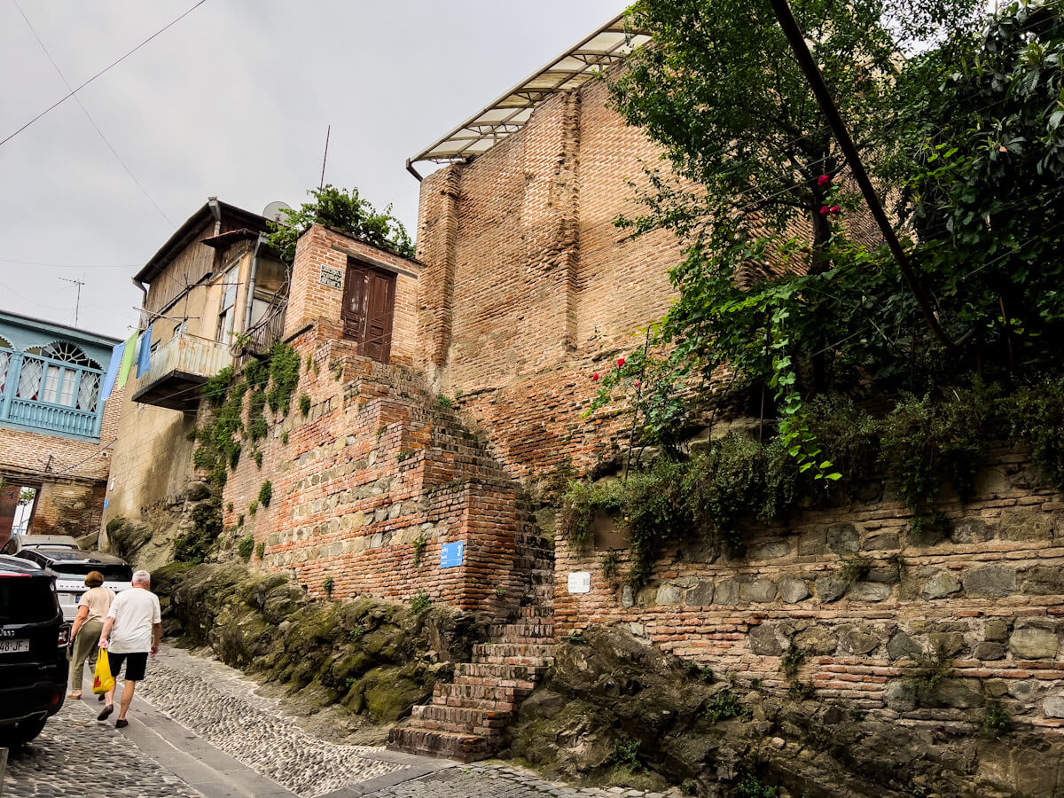 მოგზაურობა წარსულსა და აწმყოს შორის – ძველი თბილისის არქიტექტურული შედევრები გომის ქუჩიდან