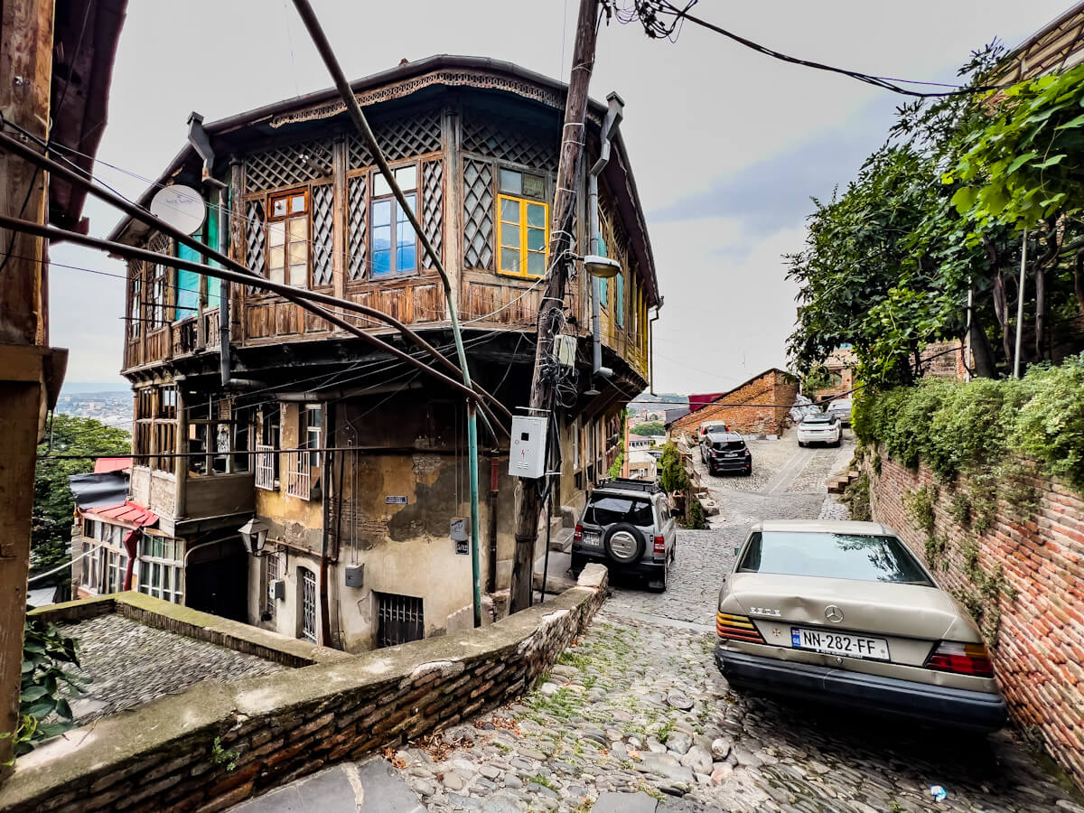 მოგზაურობა წარსულსა და აწმყოს შორის – ძველი თბილისის არქიტექტურული შედევრები გომის ქუჩიდან