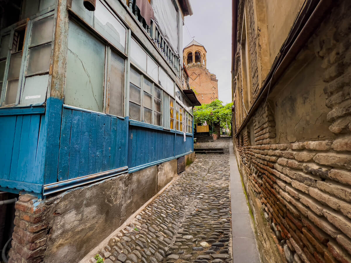 მოგზაურობა წარსულსა და აწმყოს შორის – ძველი თბილისის არქიტექტურული შედევრები გომის ქუჩიდან