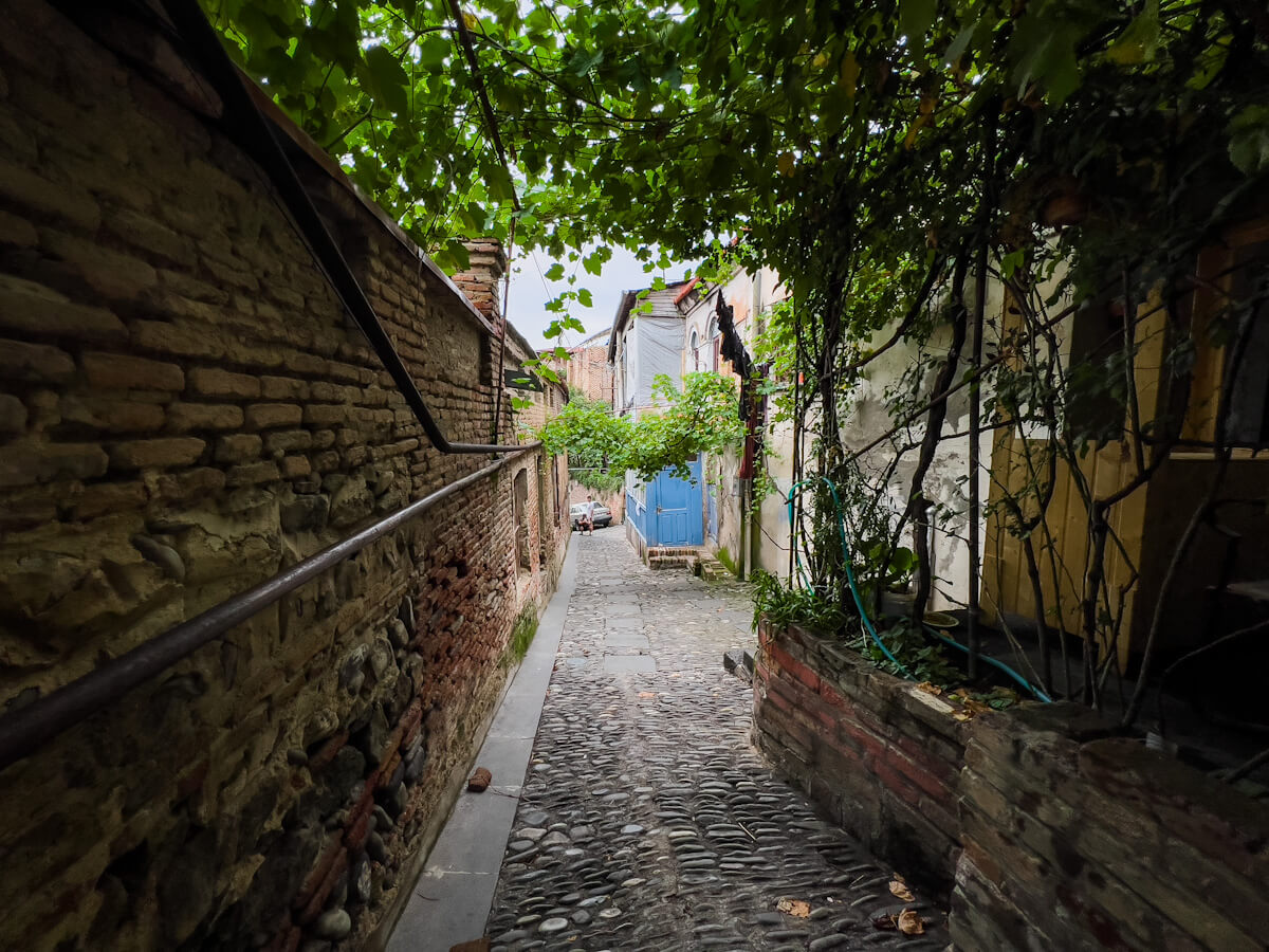 მოგზაურობა წარსულსა და აწმყოს შორის – ძველი თბილისის არქიტექტურული შედევრები გომის ქუჩიდან