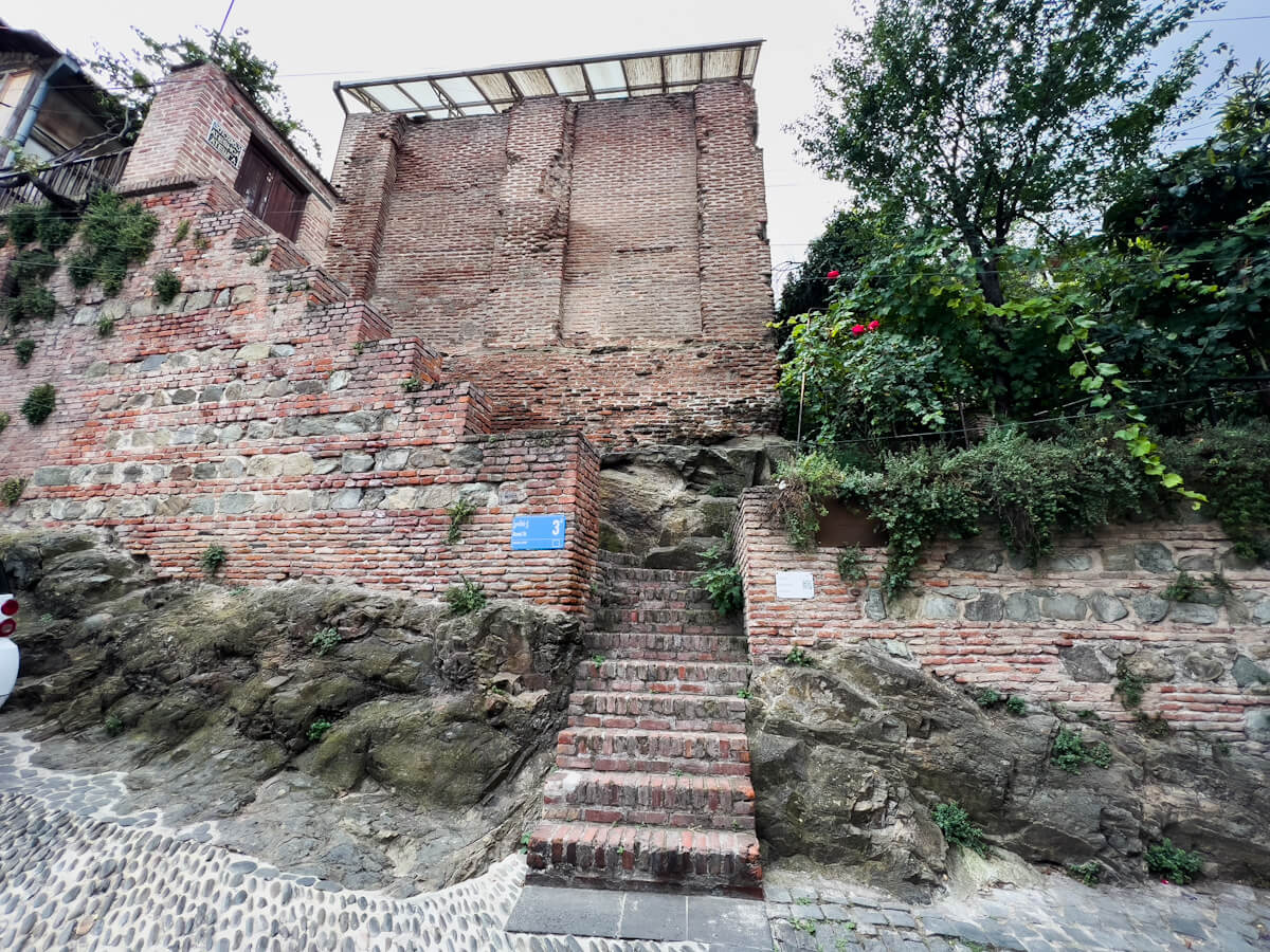 მოგზაურობა წარსულსა და აწმყოს შორის – ძველი თბილისის არქიტექტურული შედევრები გომის ქუჩიდან