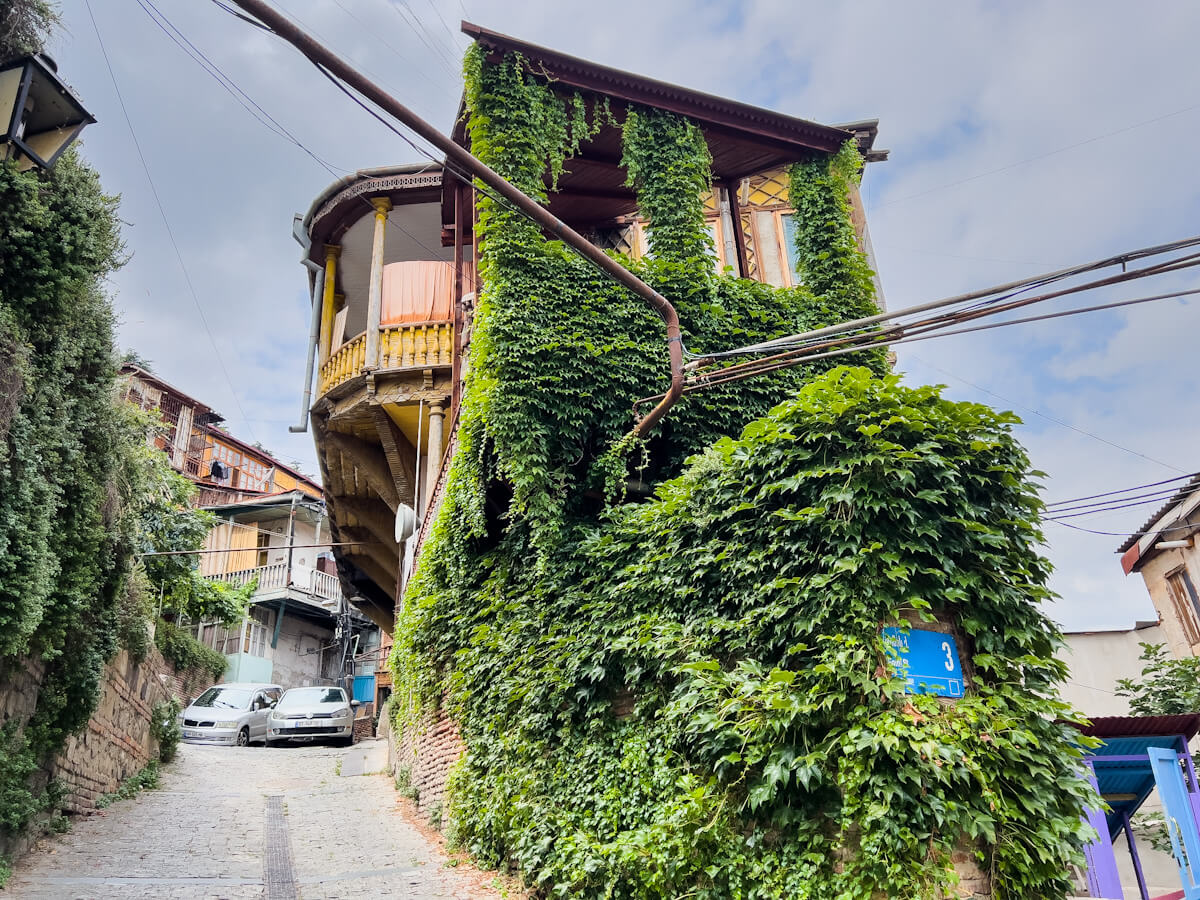 მოგზაურობა წარსულსა და აწმყოს შორის – ძველი თბილისის არქიტექტურული შედევრები გომის ქუჩიდან