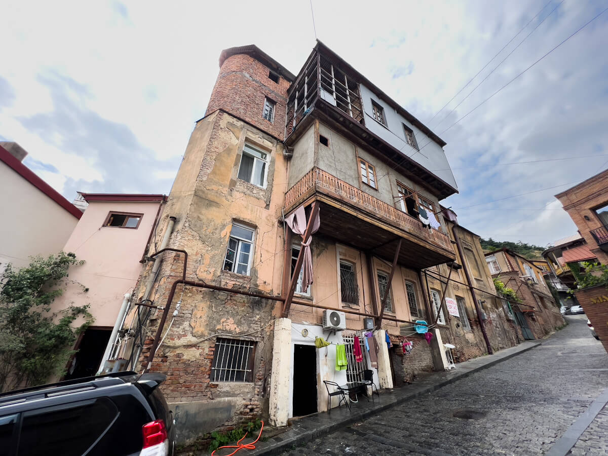 მოგზაურობა წარსულსა და აწმყოს შორის – ძველი თბილისის არქიტექტურული შედევრები გომის ქუჩიდან