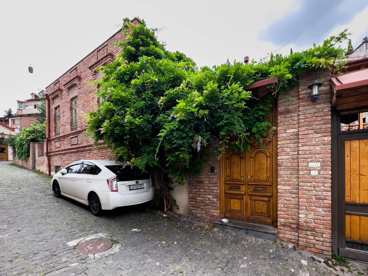 მოგზაურობა წარსულსა და აწმყოს შორის – ძველი თბილისის არქიტექტურული შედევრები გომის ქუჩიდან